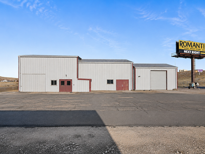 2,930 SF Warehouse with Overhead Door For Lease In Evanston