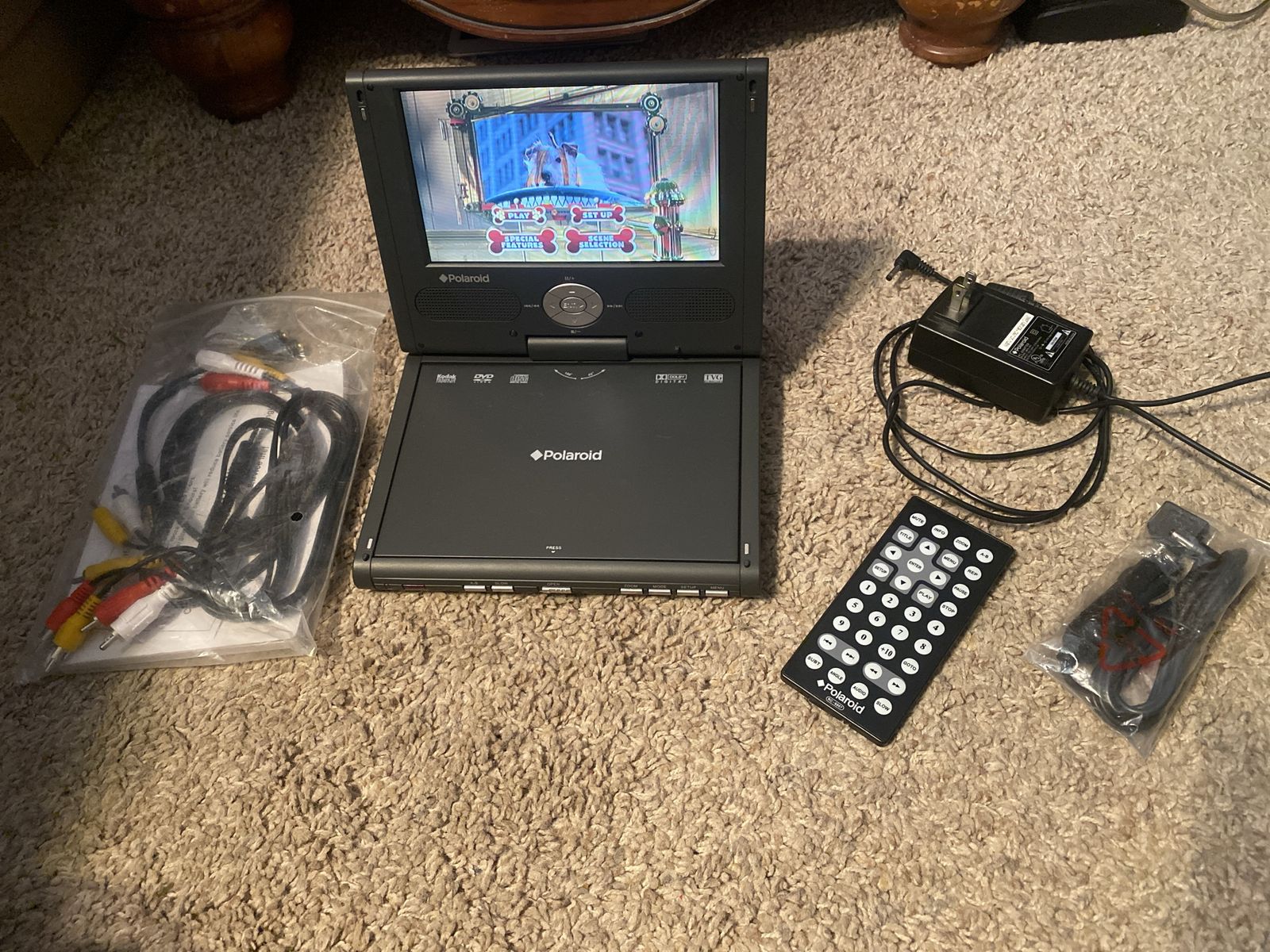 Polaroid PDV-0700 Portable DVD Player 7" Screen Swivel Design with Remote & AV Cables