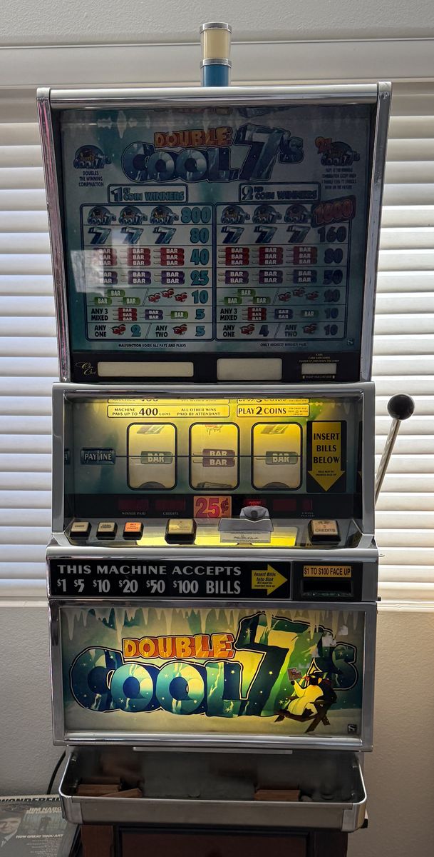 Double Cool 7'S Slot Machine In Great Working Condition