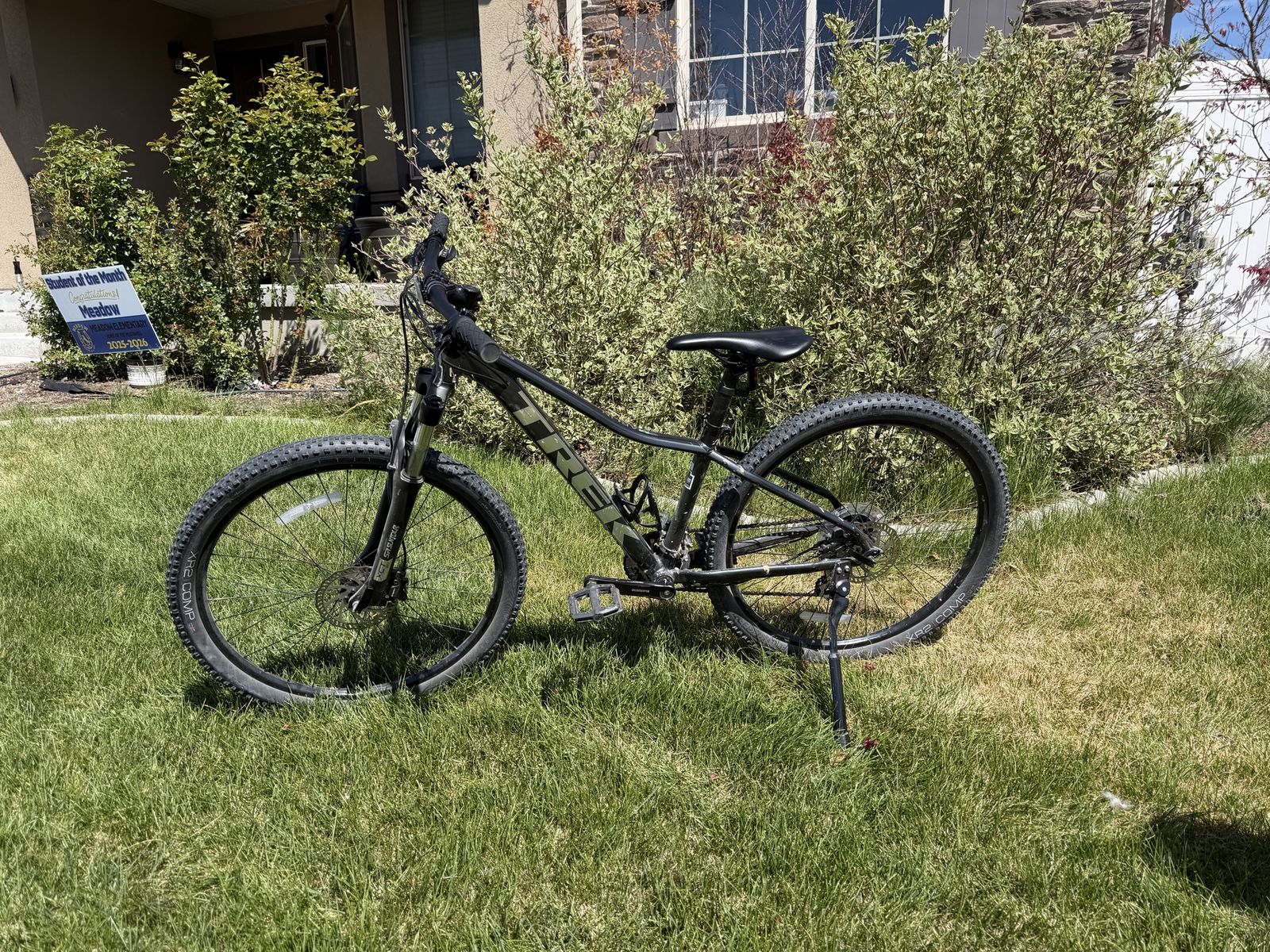 Trek Marlin 5 Mountain Bike - Black - Shimano Altus Drivetrain, Front Suspension (small)
