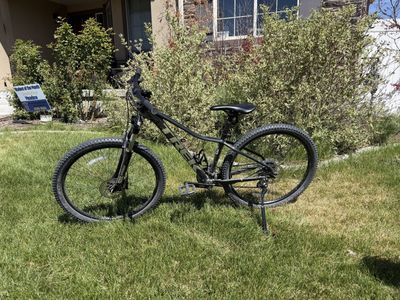 Trek Marlin 5 Mountain Bike - Black - Shimano Altus Drivetrain, Front Suspension (small)