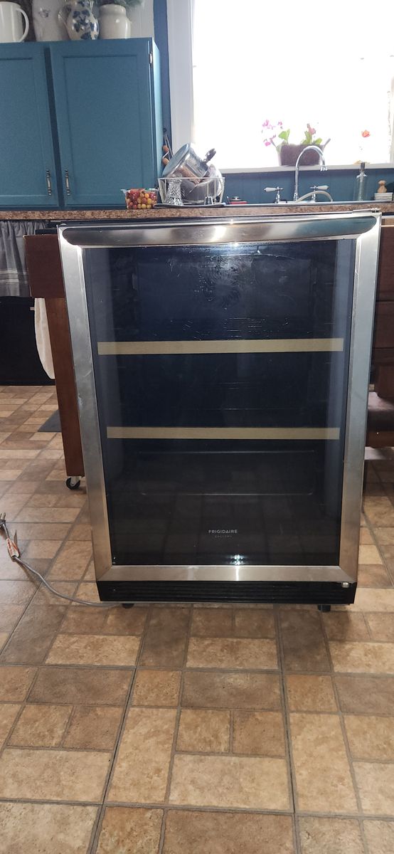 Beverage refrigerator