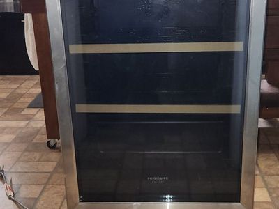 Beverage refrigerator