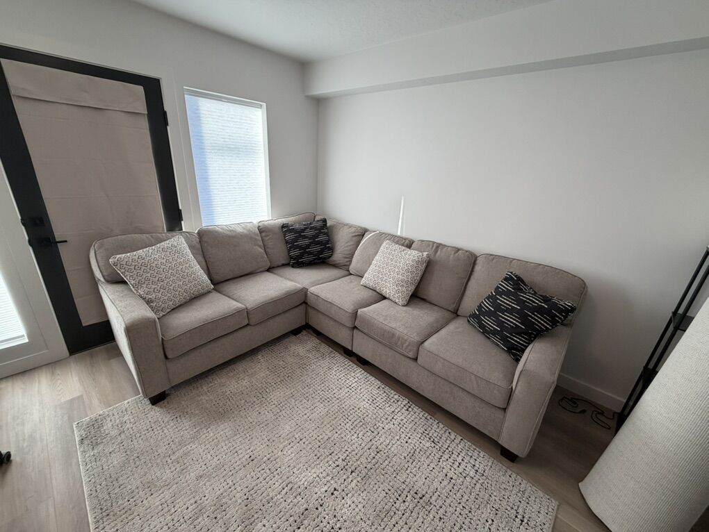 Couch/Sectional *FREE DELIVERY*