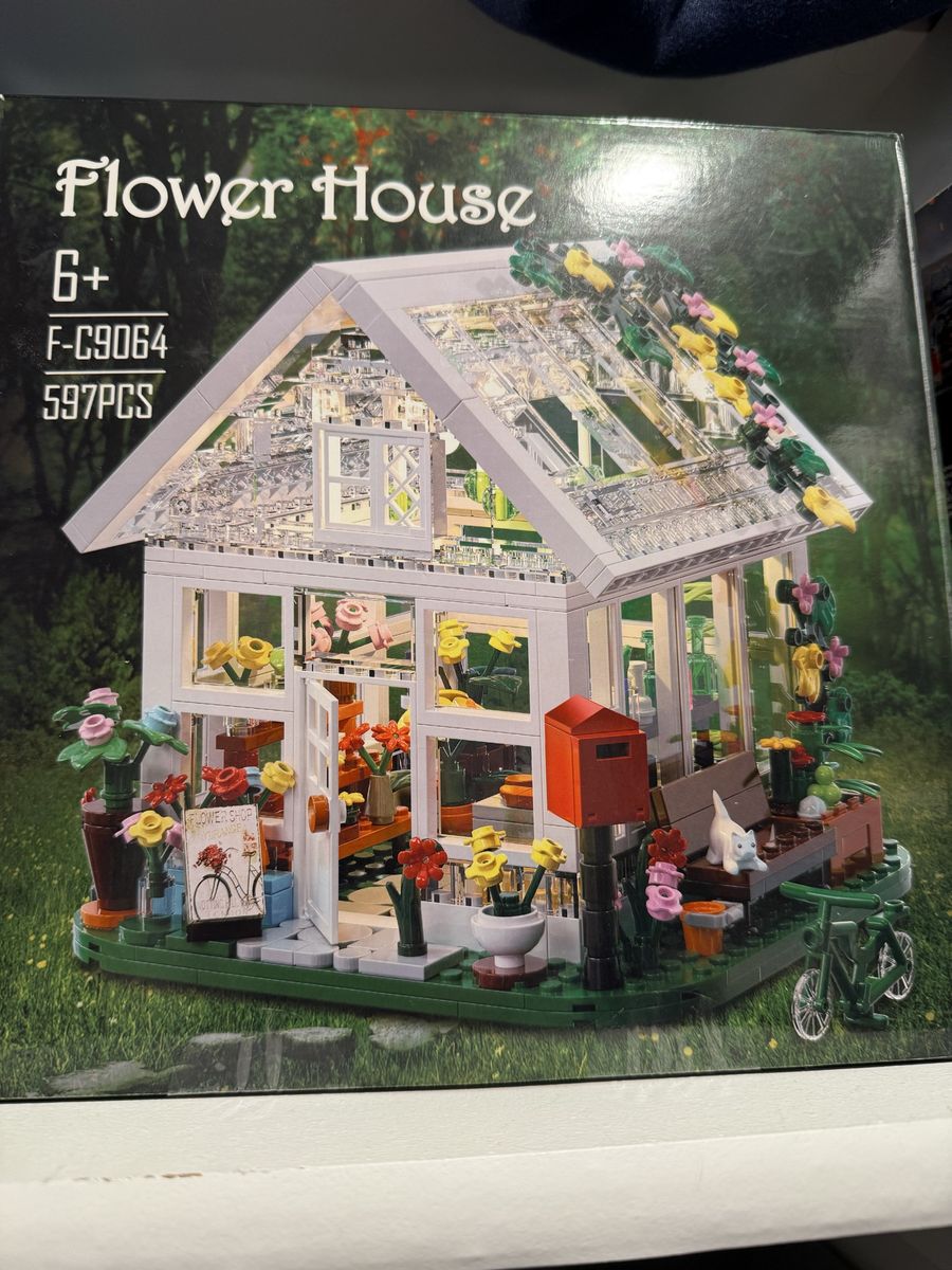 Flower House 597 Piece Building Block Set Greenhouse Garden Model Kit F-C9064