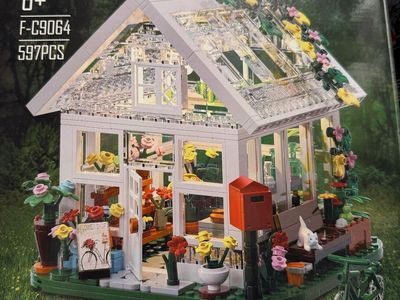 Flower House 597 Piece Building Block Set Greenhouse Garden Model Kit F-C9064