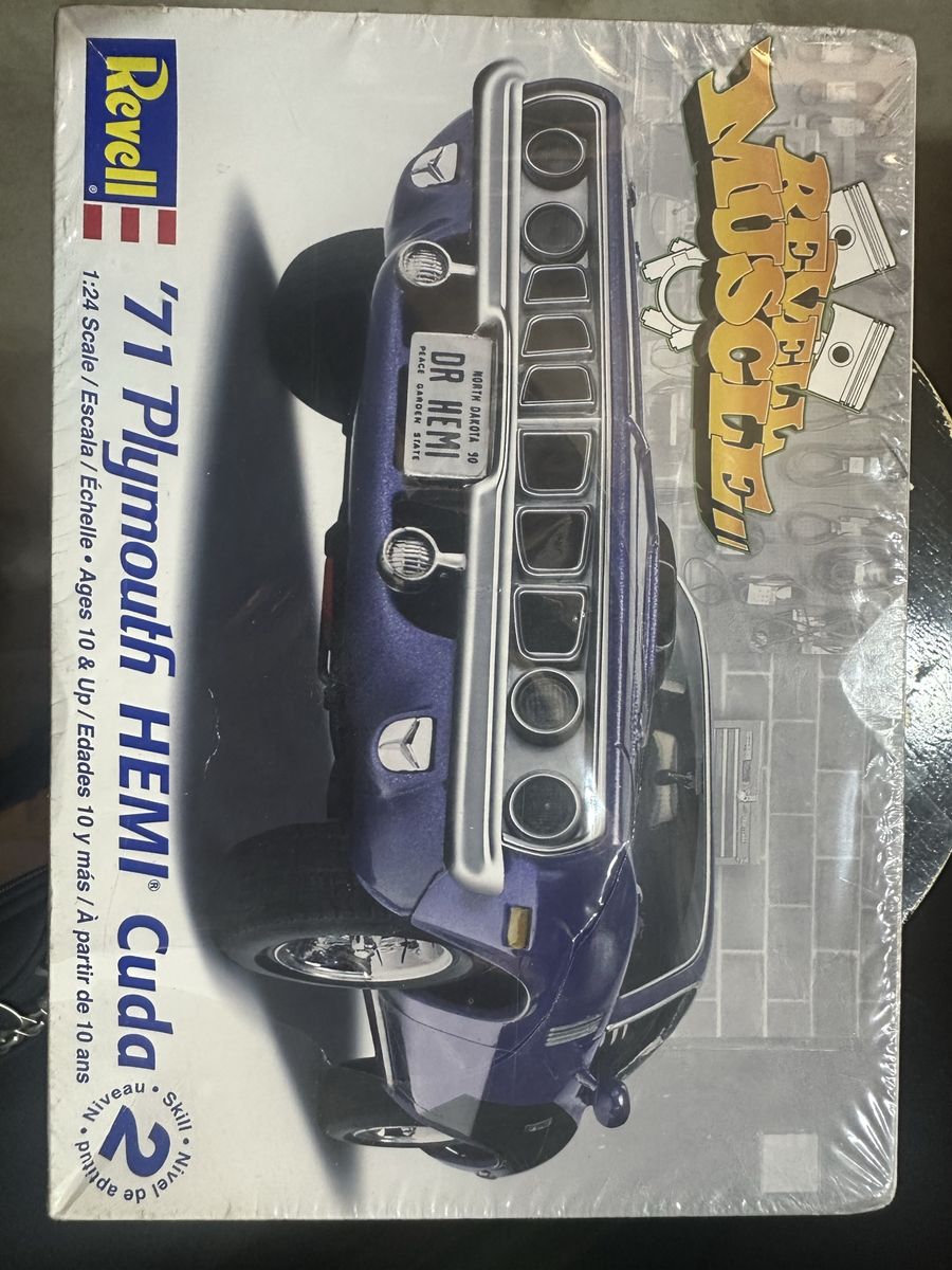 Revell '71 Plymouth Hemi 'Cuda 1:24 Scale Model Kit - Skill Level 2 (10+)