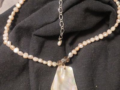 Freshwater Pearl & Mother of Pearl Pendant Necklace, Adjustable Length, Silver Tone .