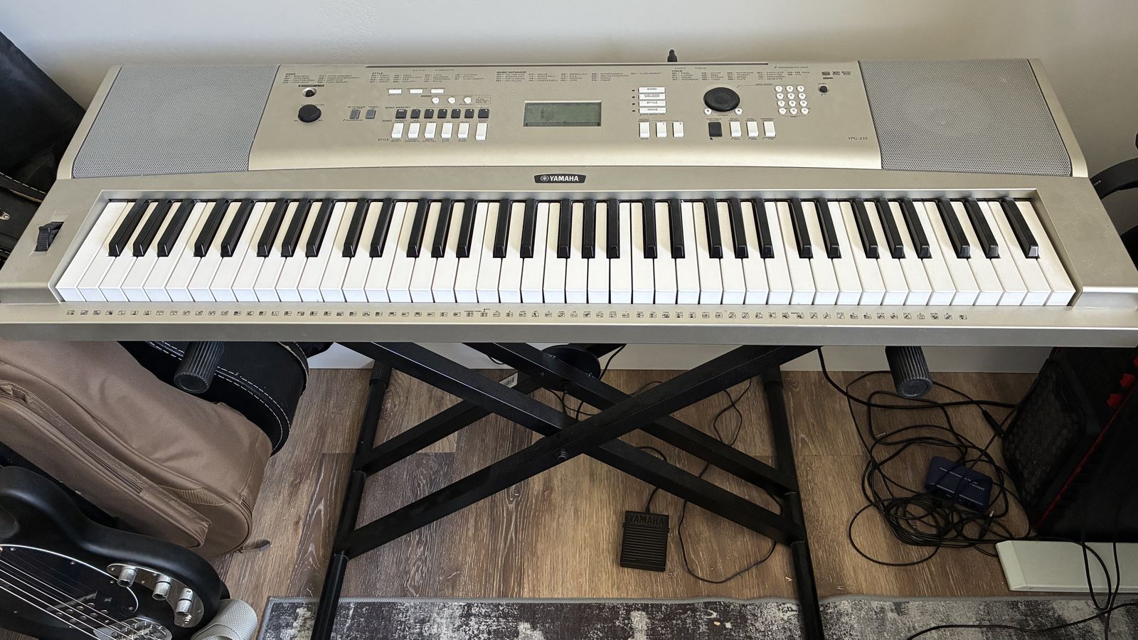 Yamaha YPG-235 Keyboard w/ Stand and Sustain Pedal