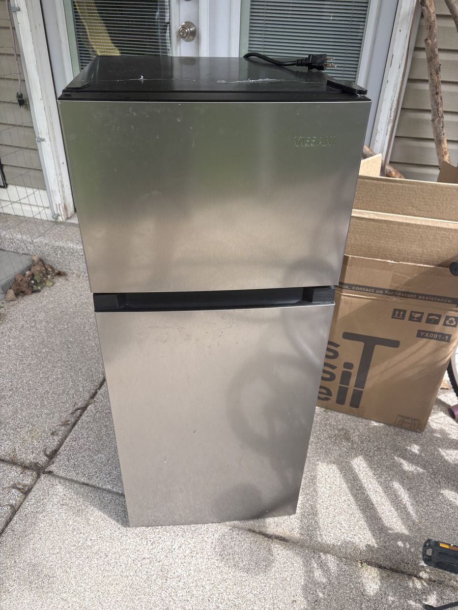 Vissani 4.5 cu 2 door fridge with separate freezer