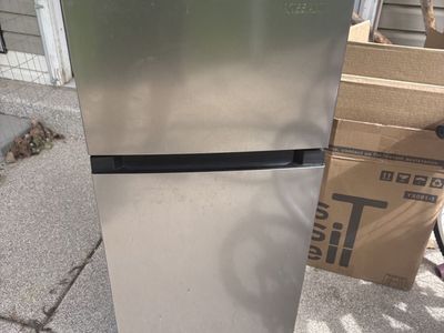 Vissani 4.5 cu 2 door fridge with separate freezer