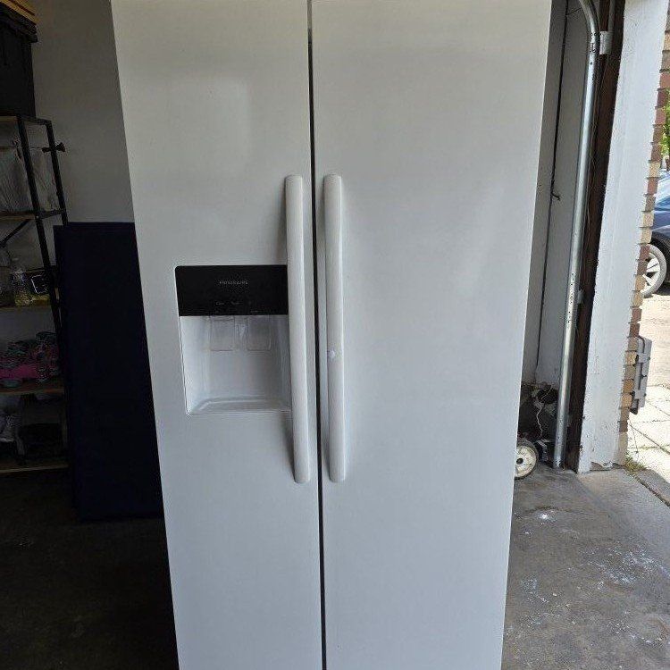 Frigidaire Fridge Side by Side 33" wide