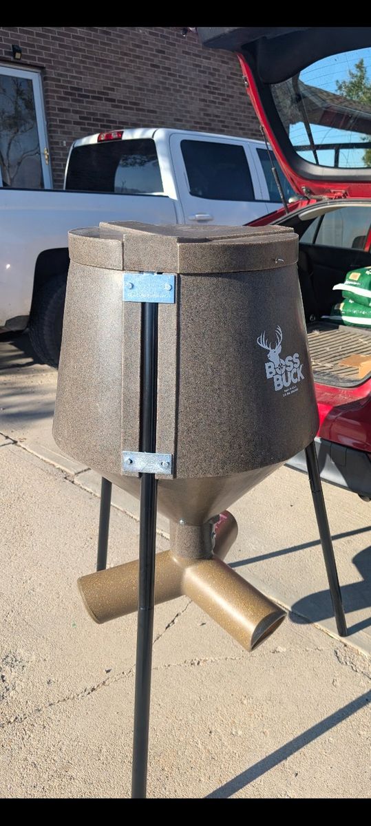 New Boss Buck 200# Gravity Feeder - Sealed Box (Adjustable Height for Farm/Poultry)