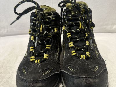 Hi-Tec youth size 1 black/yellow trim Leather/textile waterproof hiking boots
