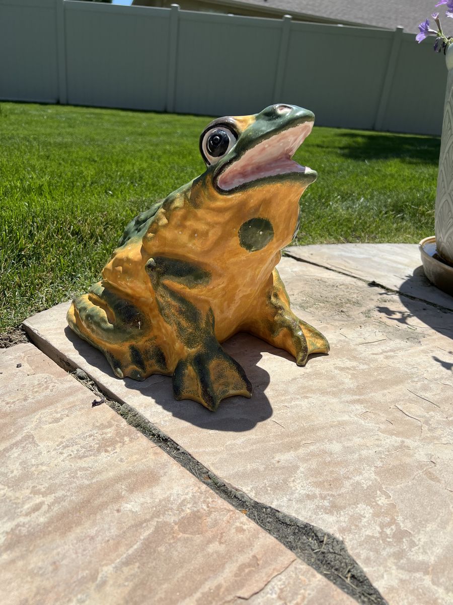 Statue Green Frog
