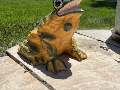 Statue Green Frog