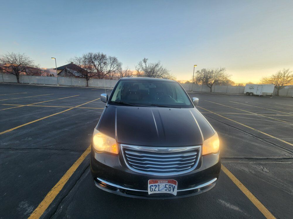 2011 CHRYSLER TOWN AND COUNTRY