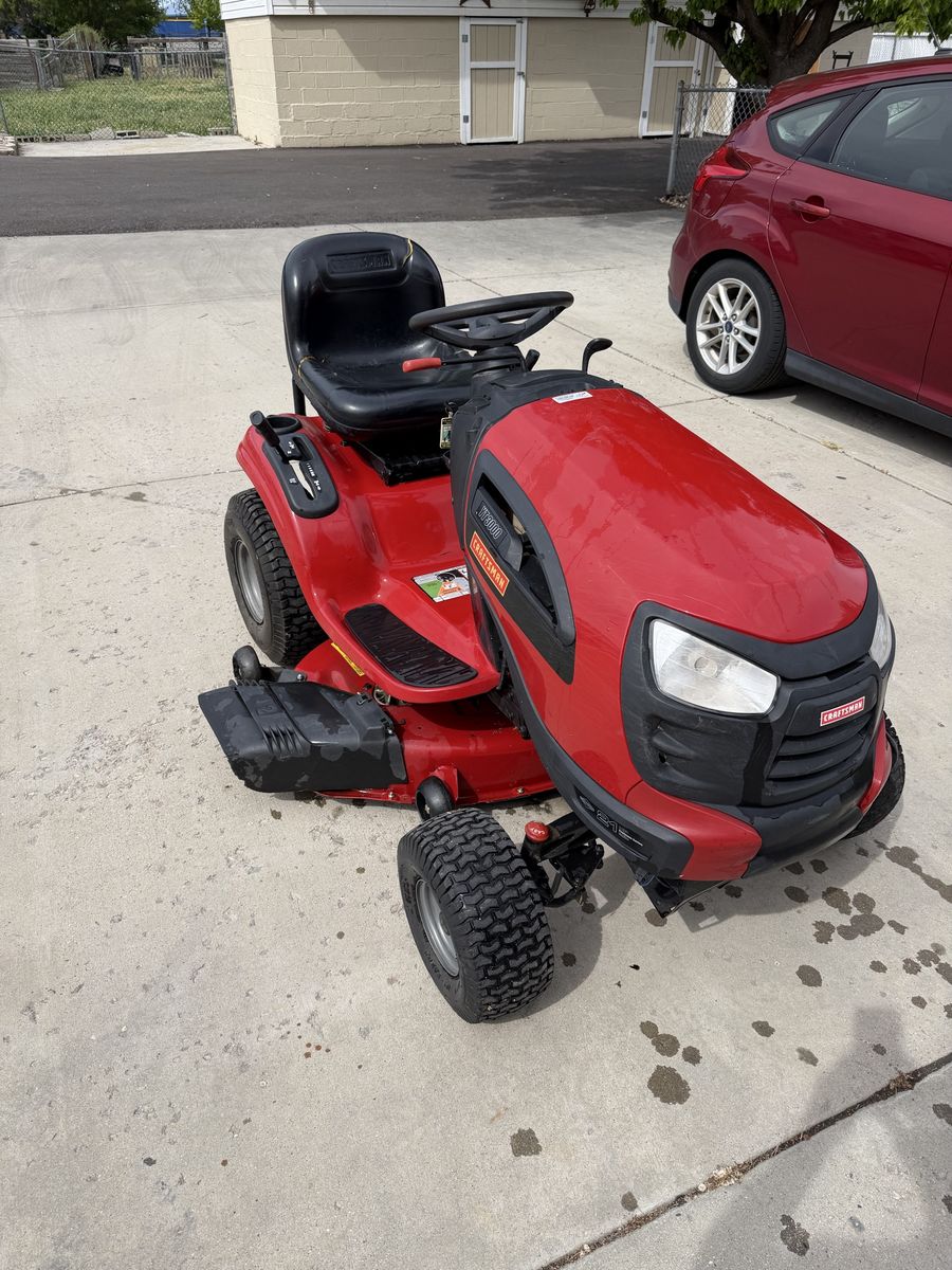 Riding lawnmower