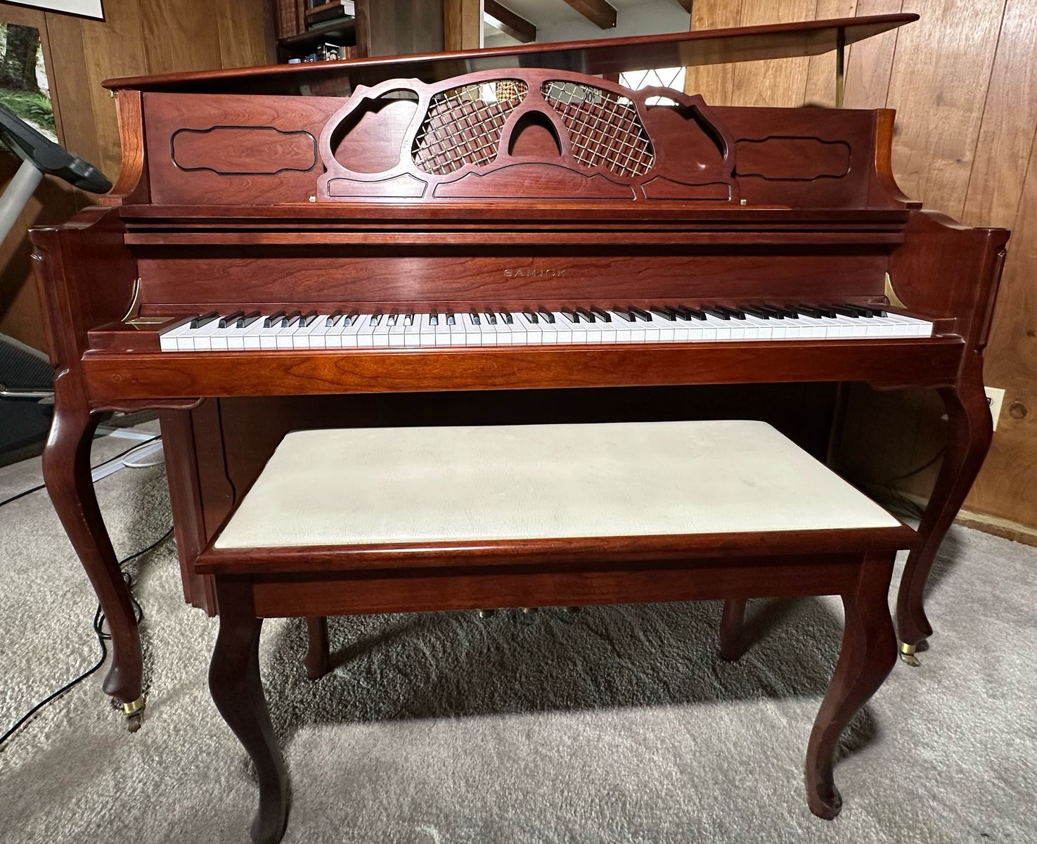 Samick console piano
