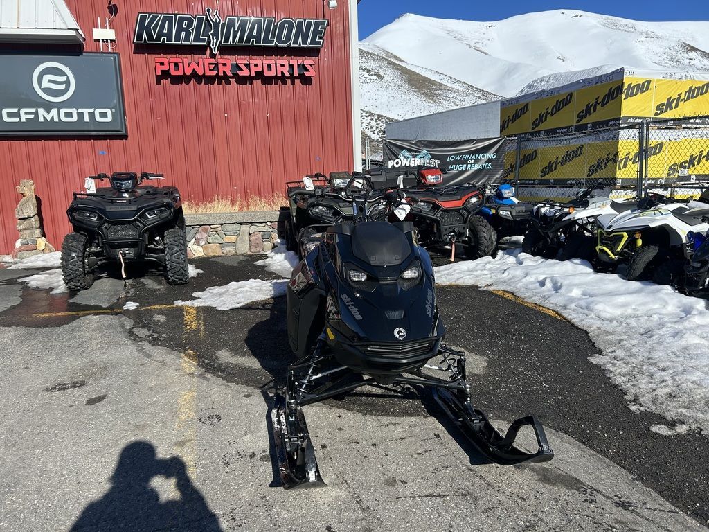 2025 Ski-Doo Summit® Adrenaline® with Edge Package 600R E-TEC 146 SS H_Alt Powder 2.5_Bl