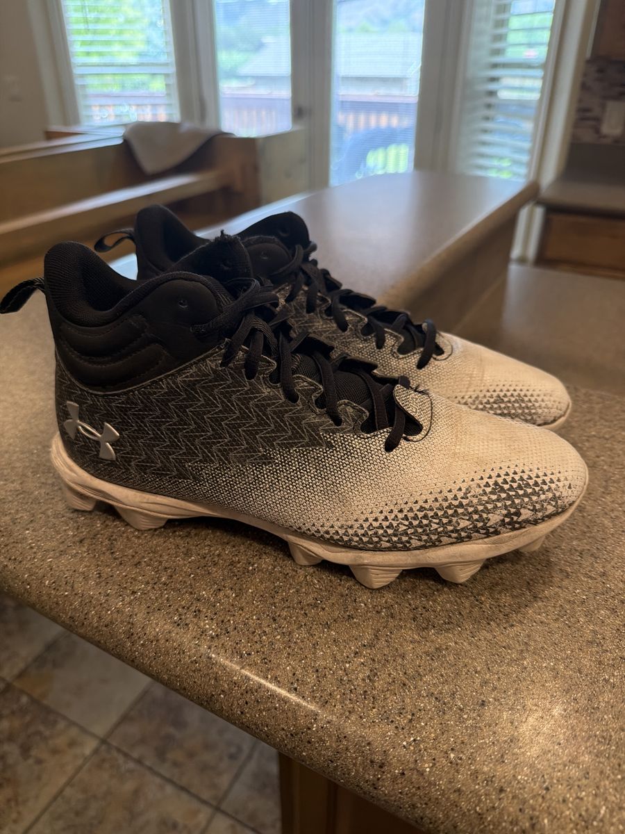 Boys football/baseball cleats, size 8