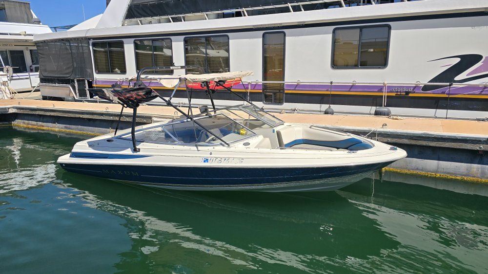 Maxum 2100SR  Boat with Trailer - Ready for Water Sports