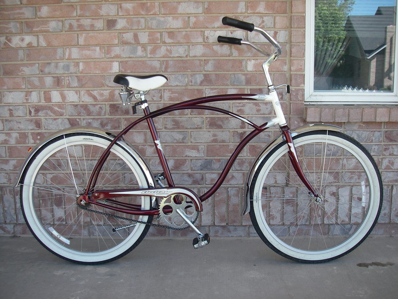 Like New* Large Mens 26" ELECTRA  DELUXE 1 ( TREK ) Balloon Tire Cruiser Bike, 21.5” Frame, Fenders, Foot Brakes, Red, 26 Inch