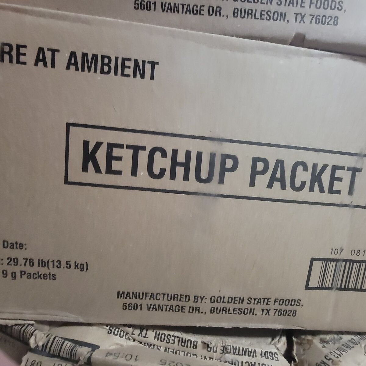 Fast food type ketchup packets.
