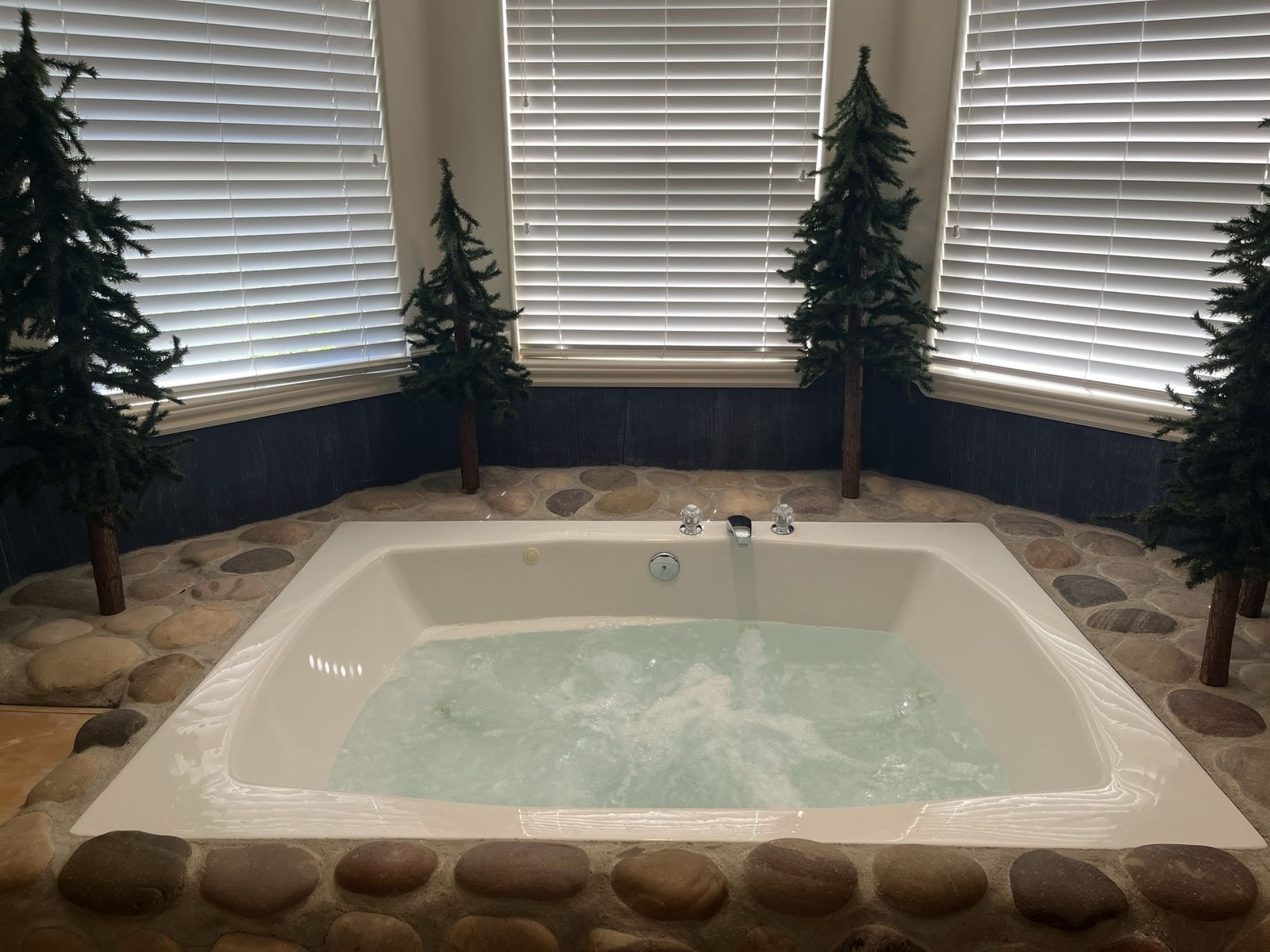 Large Indoor 2-person Jetted Tub