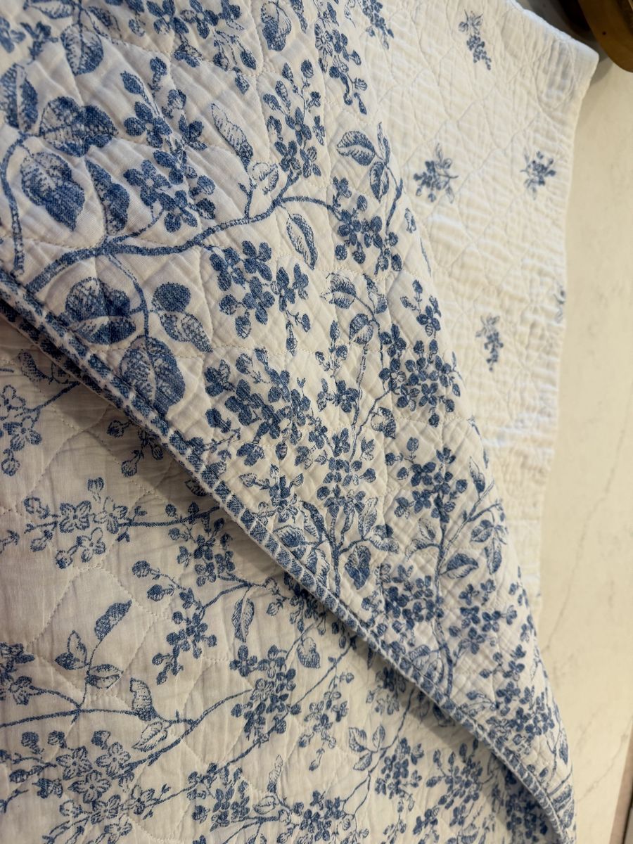 King Blue and White Floral Quilted Bedding Set with Pillow Shams