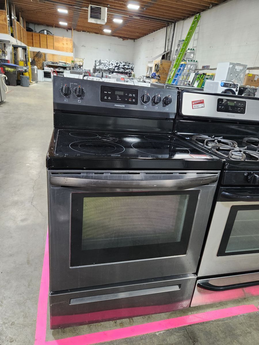 NICE FRIGIDAIRE STAINLESS STEEL GLASS TOP RANGE! W-WARRANTY