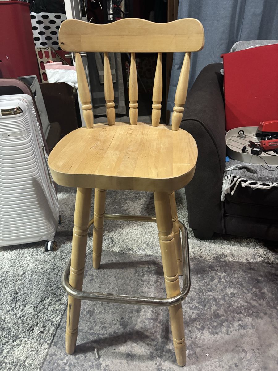 Wooden Bar Stool with Spindle Back and Metal Footrest