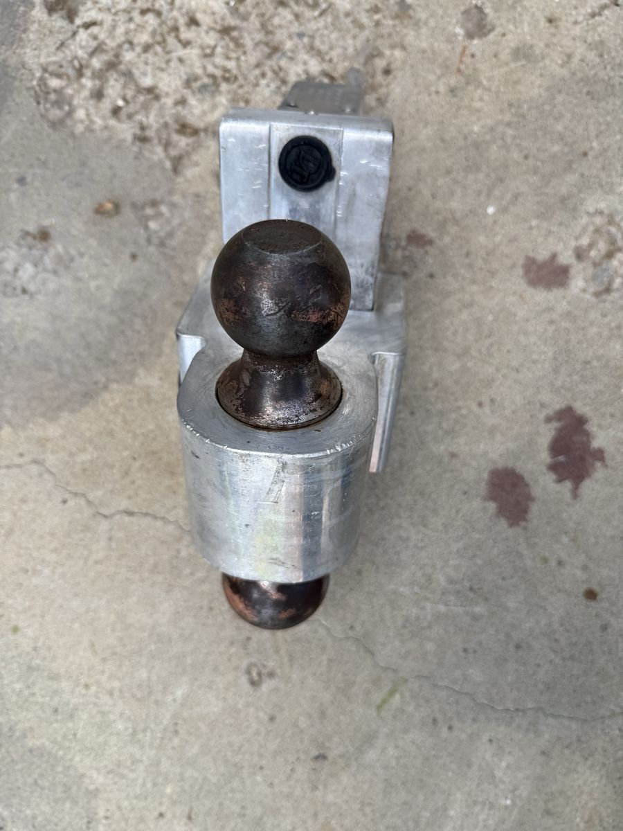 Adjustable locking hitch 