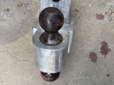 Adjustable locking hitch