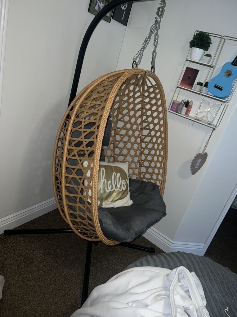 Egg Swing Chair With Cusions 350 LB Capacity NEW