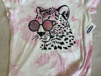 NWT- Girls Graphic tee size M(8)- Do your school Shopping