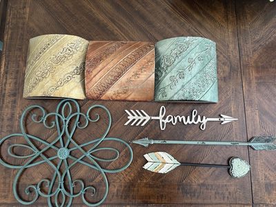 Lot of metal wall art