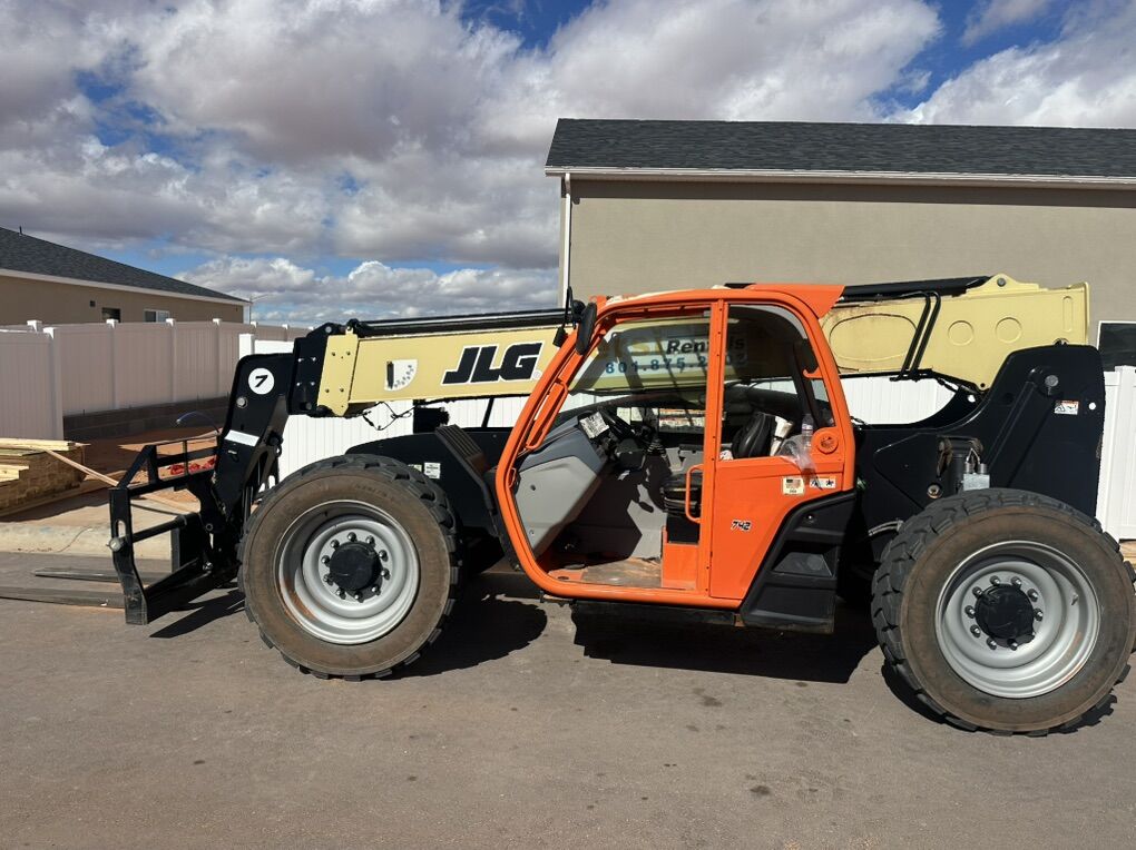 2022 JLG 742