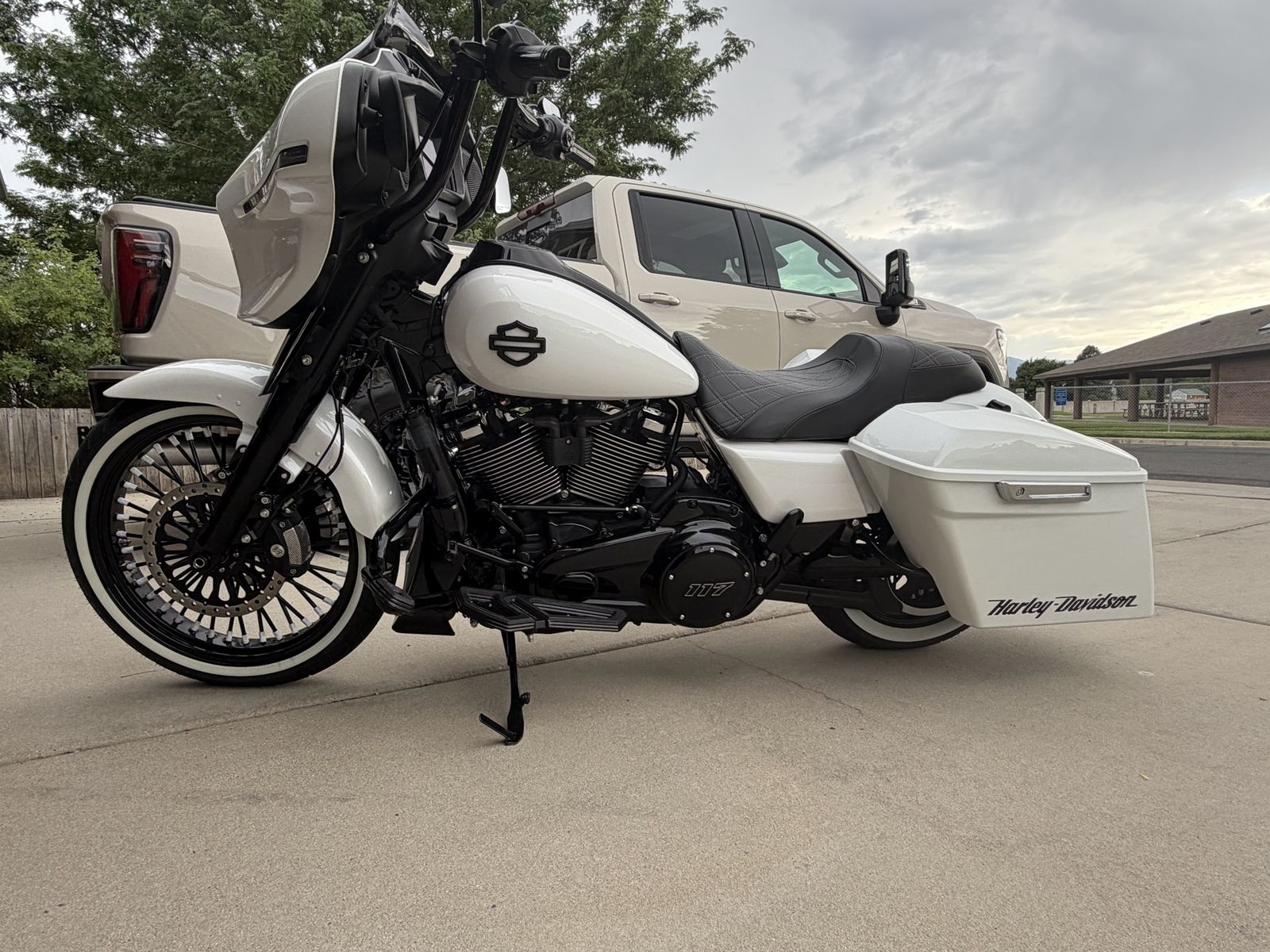 2025 Harley-Davidson Street Glide FLHX - Custom 21" Fat Spoke Wheel, Whitewalls, 14" Bars