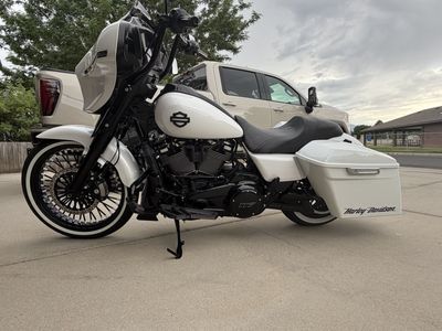 2025 Harley-Davidson Street Glide FLHX - Custom 21" Fat Spoke Wheel, Whitewalls, 14" Bars