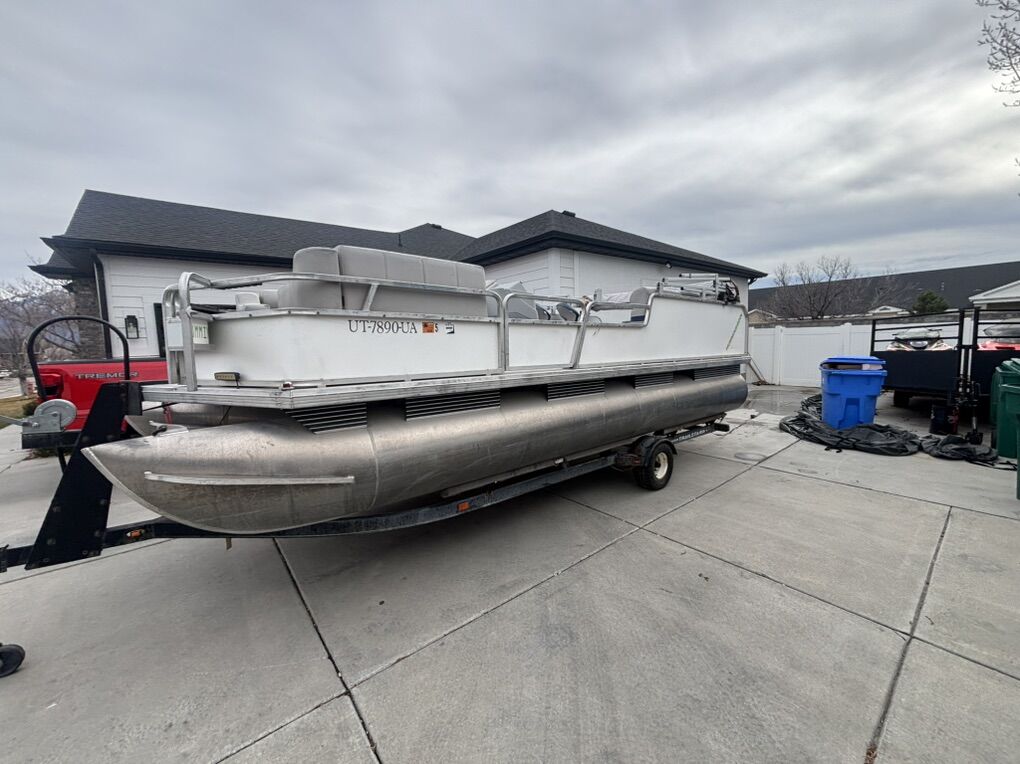 1996 Sun Tracker 21' Fishing Pontoon