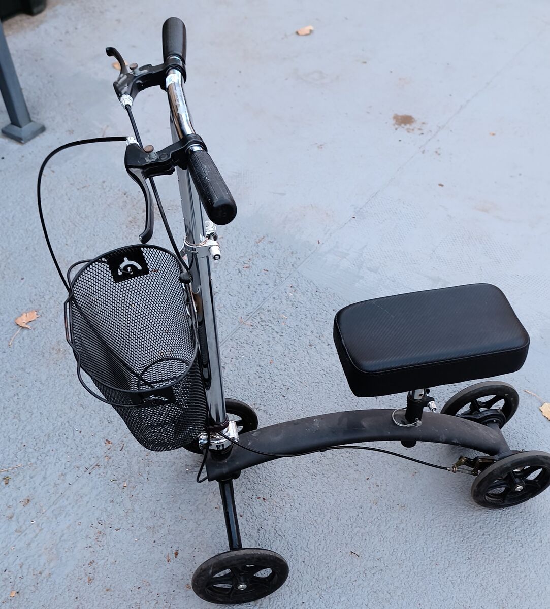 BodyMed Knee Walker In Very Good Condition Brakes And All.