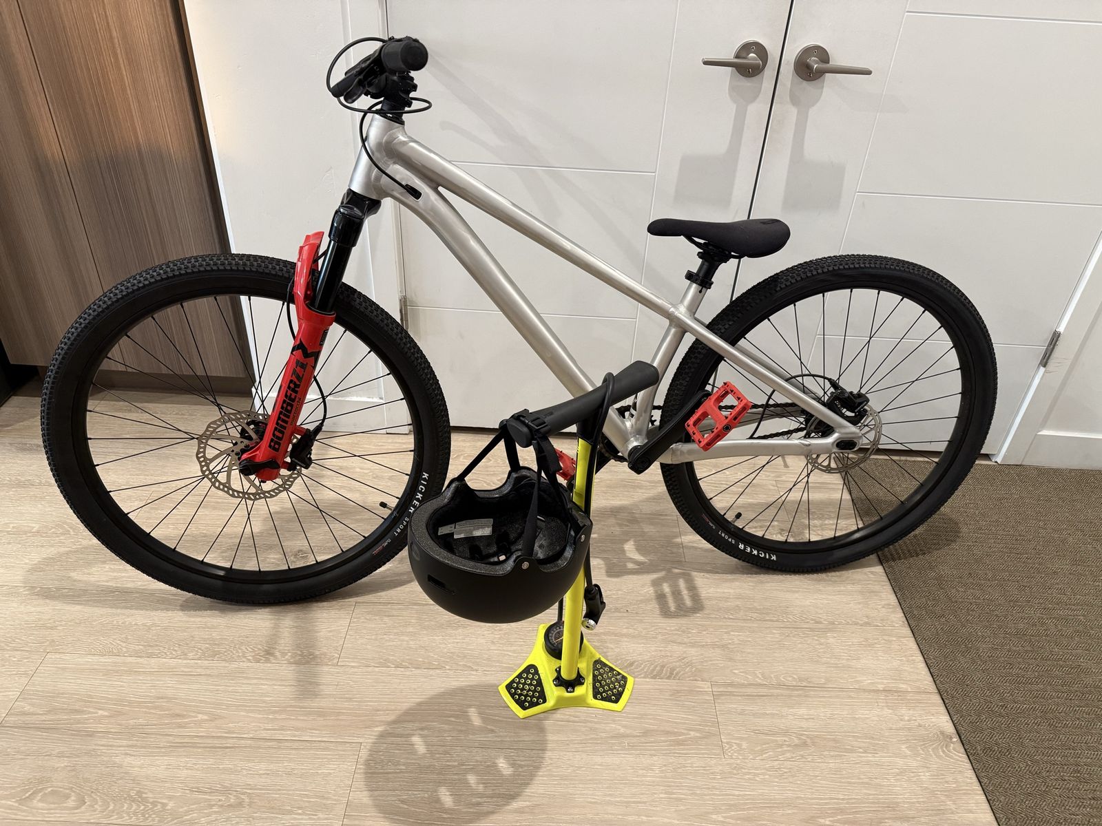 Specialized P4 Dirt Jumper Mountain Bike, Aluminum Frame, SRAM Level T Brakes, Bomber Z1 Fork
