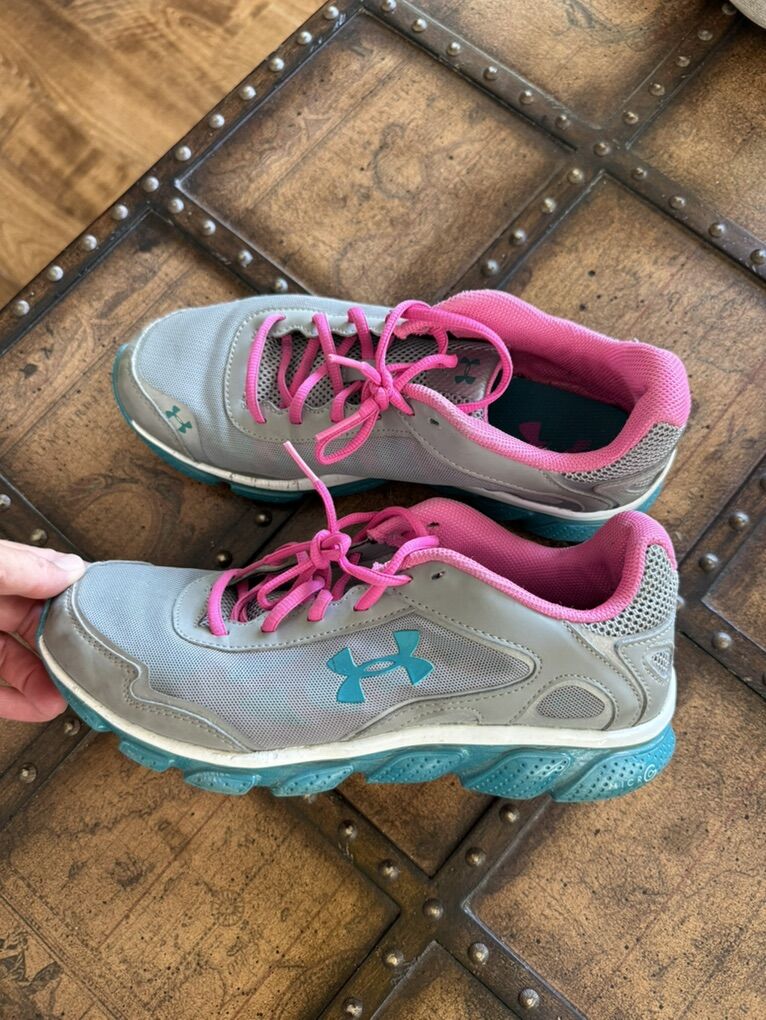 Under armour shoes tags say 7Y eur 40 fit size 8