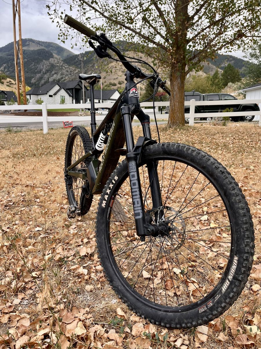 (Brand new battery!) Large 2022 Rocky Mountain Altitude Powerplay Coil