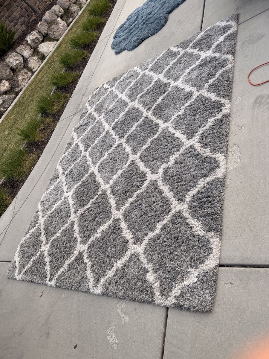 10’x8’ Grey/White fluffy Rug