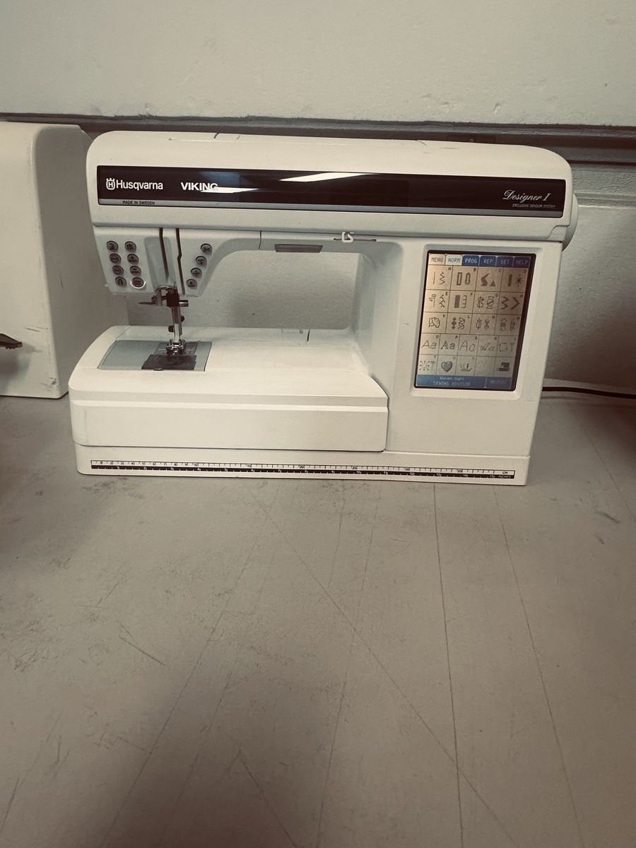 Husqvarna Viking, Designer 1 Sewing Machine