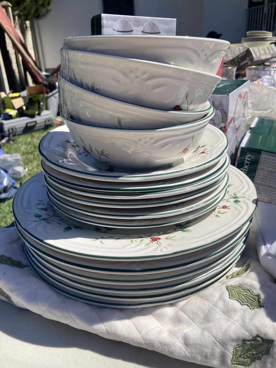 Pfaltzgraff Christmas Dishes Set - Holiday Holly Berry Design