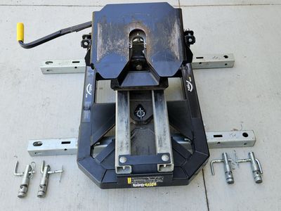 Fifth Wheel Hitch for Short (Standard) Bed Trucks with Auto Slide