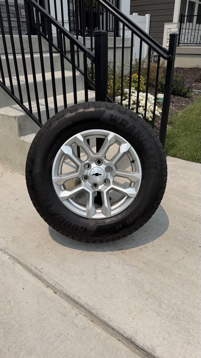 Chevy Silverado 1500 Tahoe Rims and tires 275/65R18 Goodyear